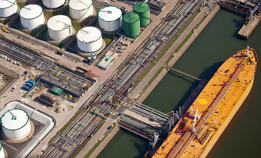 A image of a oil platform